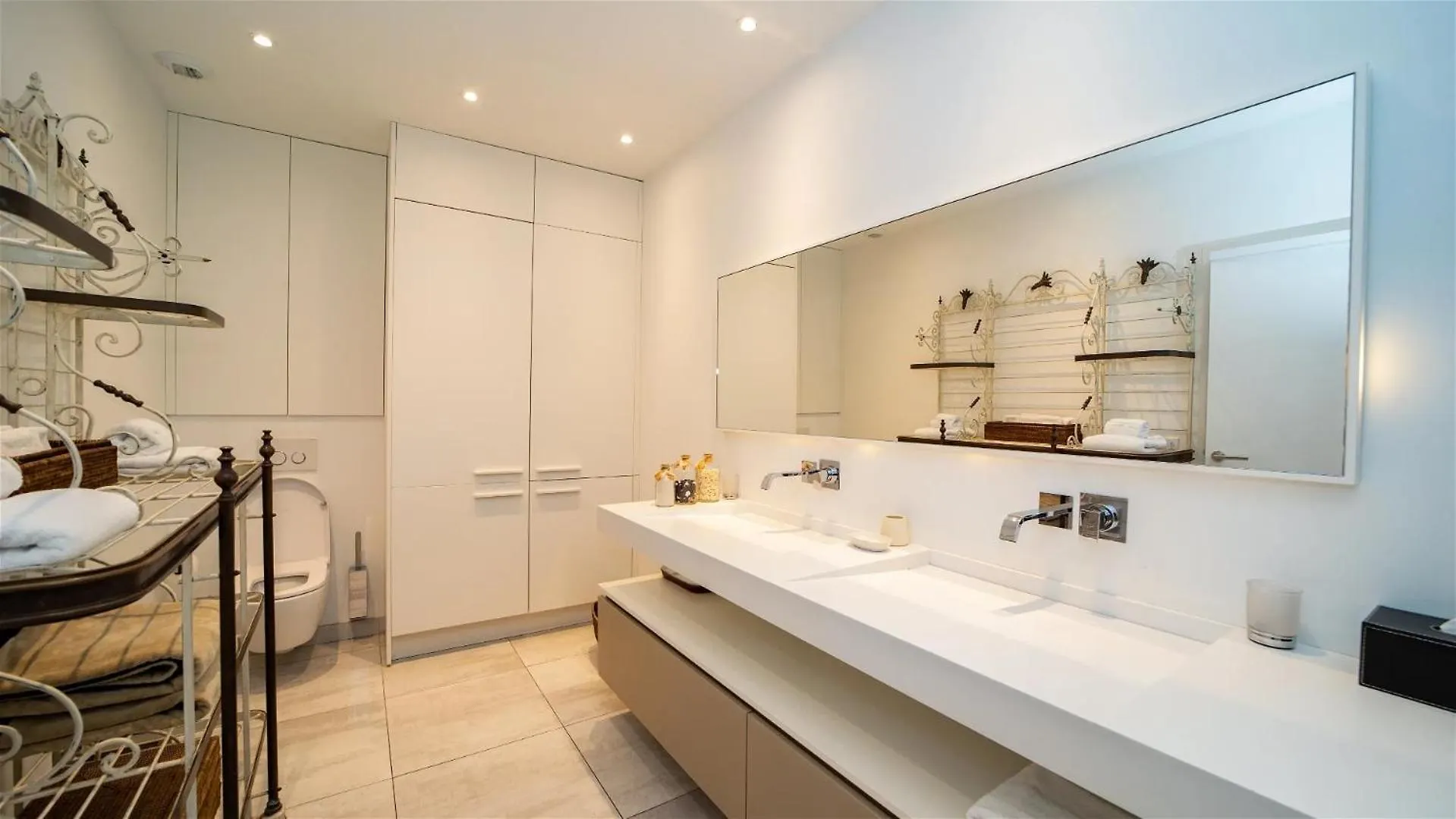 Three-Bedroom Gustavia Harbor Apartment 圣巴泰勒米